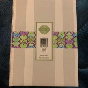 Scentsy “believe in your dreams” plug in warmer